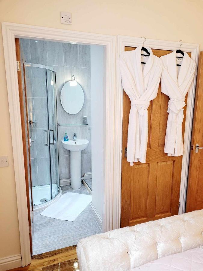 Apartment 1 Exquisite Two King Bedroom With En Suites - Close To The Town Centre, Rail, Airport And Theatre دارلينجتون المظهر الخارجي الصورة