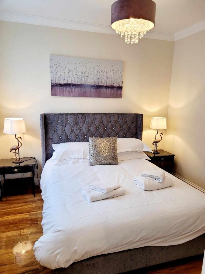 Apartment 1 Exquisite Two King Bedroom With En Suites - Close To The Town Centre, Rail, Airport And Theatre دارلينجتون المظهر الخارجي الصورة