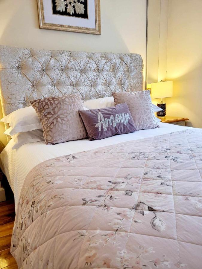 Apartment 1 Exquisite Two King Bedroom With En Suites - Close To The Town Centre, Rail, Airport And Theatre دارلينجتون المظهر الخارجي الصورة
