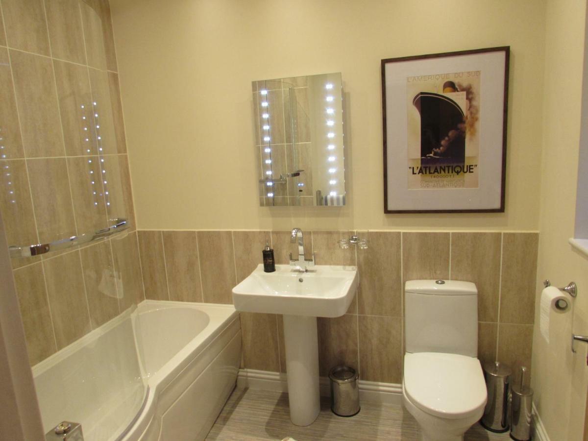 Apartment 1 Exquisite Two King Bedroom With En Suites - Close To The Town Centre, Rail, Airport And Theatre دارلينجتون المظهر الخارجي الصورة